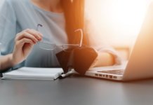 Brille putzen: 8 Tipps für den optimalen Durchblick