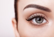 Wimpernserum: Endlich lange & dichte Traumwimpern Wimpernserum - Nahaufnahme eines Auges mit langen wImpern